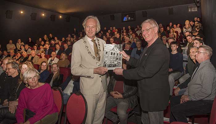 Fotoboekoverhandiging Henk Merjenburgh