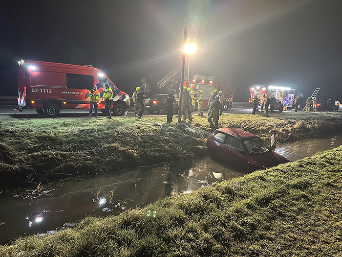 Auto in sloot A28 bij Putten