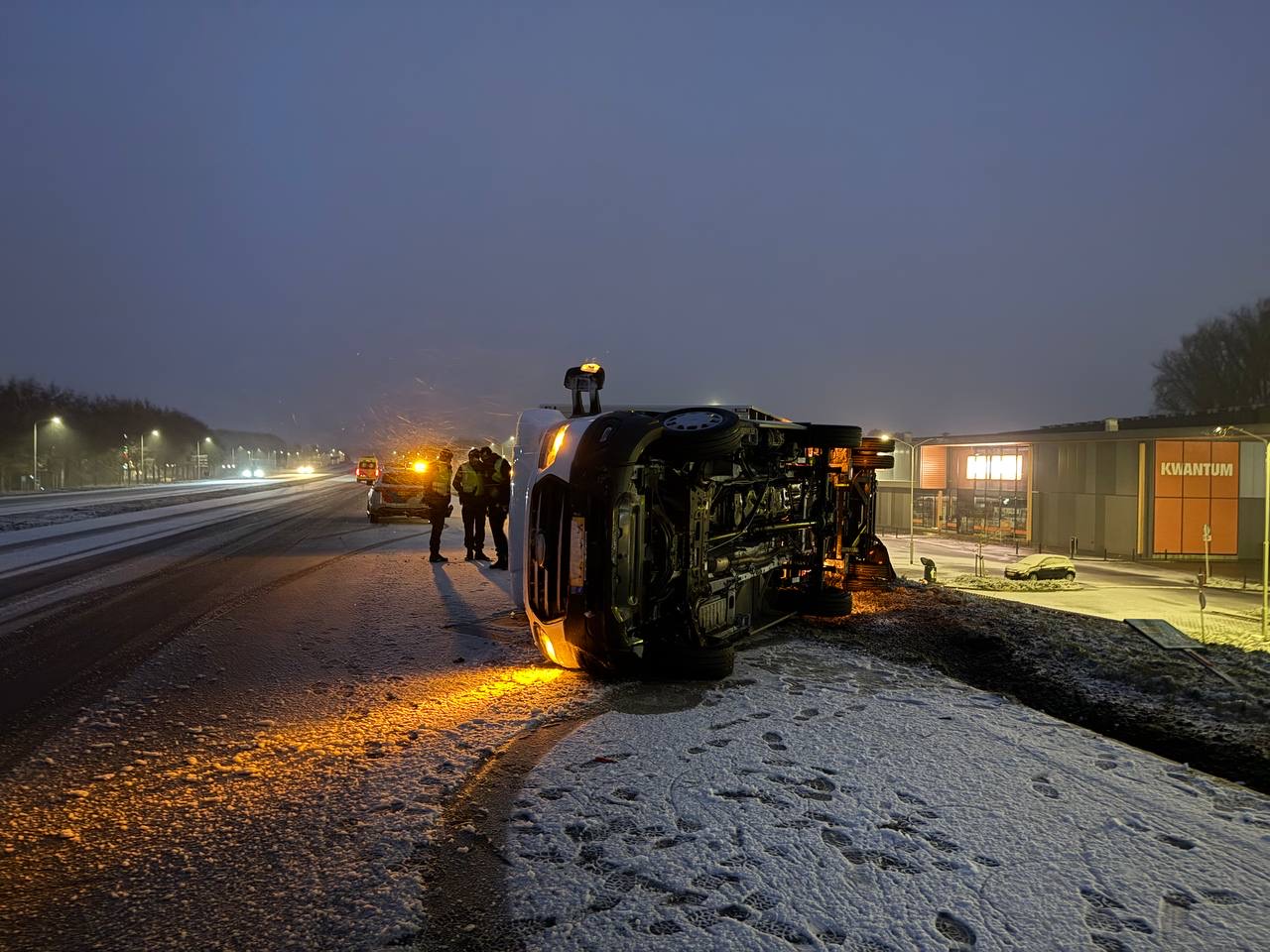 Bakwagen op zijn kant Harderwijk