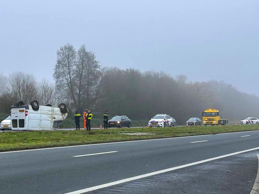 Bestelbus op de kop Harderwijk Lelystad