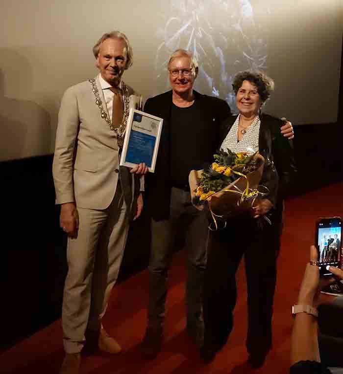 Boekoverhandiging Henk Merjenburgh aan Jeroen Joon