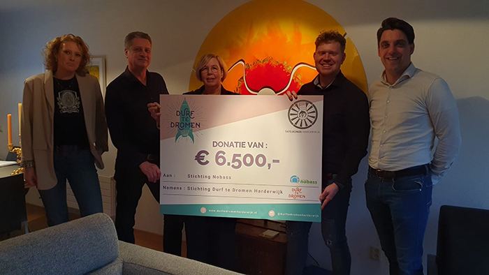 Cheque uitreiking aan Stichting Nobass