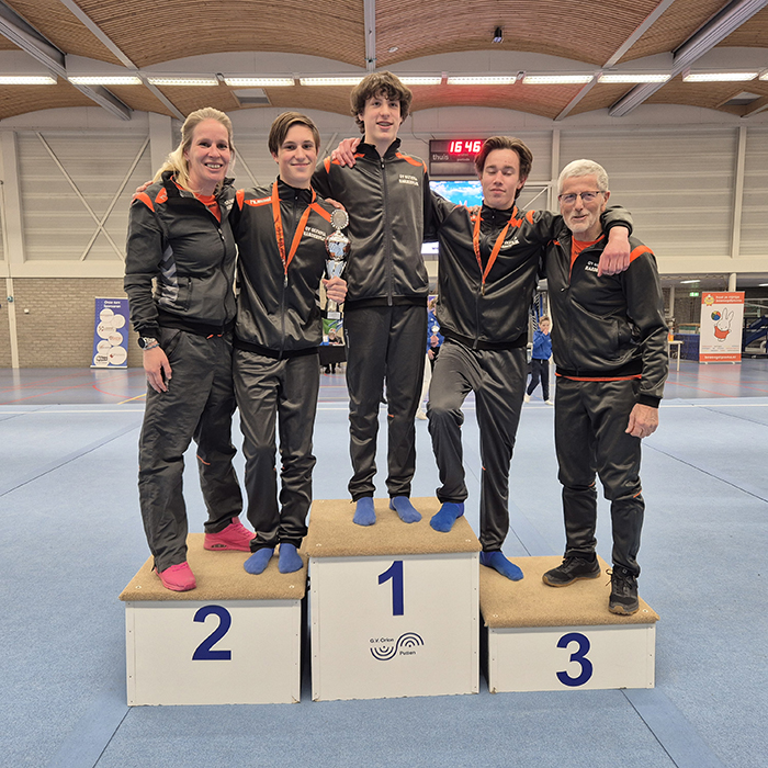 junioren en trainers van links naar rechts Dealine Romkes (trainster), Rowan van het Hul, Demiën Prinsen,  Hank Hendrikx,  Johan Kwakman (trainer)