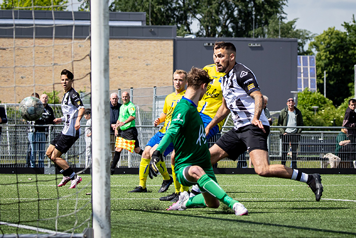 Invaller Dani van Dijk brengt de hoop even terug met de 1-3. (foto: Wim Balke) 