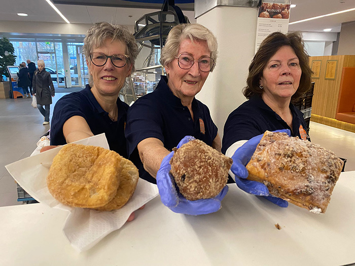 Heerlijke oliebollen, appelbeignets en appelkanjers voor het goede doel.