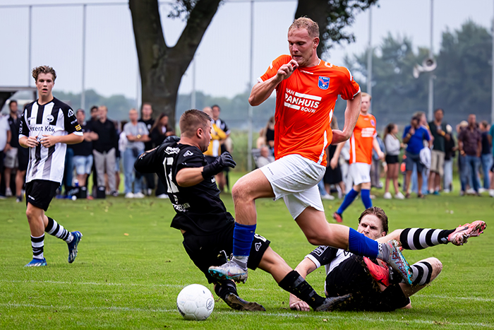 Miscommunicatie tussen keeper Stijn van de Belt en verdediger Sam van der Spek, spits Matijs Valstar van FC Horst profiteert en scoort 2-2. Foto: Wim Balke 