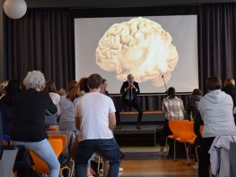Wetenschapper Erik Scherder boeit alumni Landstede met inspirerende lezing