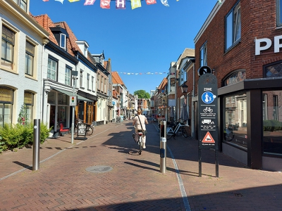 Bekeuren fietsers in winkelstraat in Harderwijk