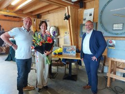 Start bouw Ons Stadsgezicht: wethouder Enklaar schenkt bewoners Gert en Gea Reijerse gevelsteen