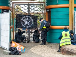 Dierenactivisten blokkeren ingang Dolfinarium Harderwijk park gesloten