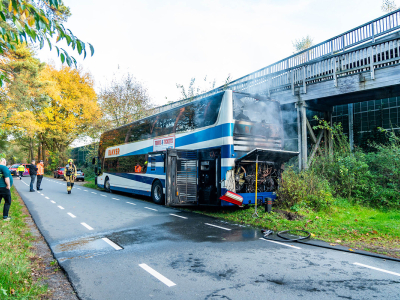 Dubbeldekker touringcar vliegt in brand op Parallelweg in Hierden