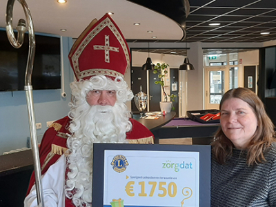 Sinterklaas deelt uit namens Lionsclub Harderwijk