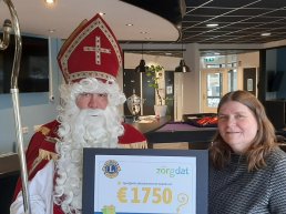 Sinterklaas deelt uit namens Lionsclub Harderwijk