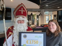 Sinterklaas deelt uit namens Lionsclub Harderwijk