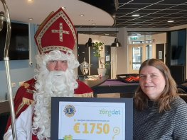 Sinterklaas deelt uit namens Lionsclub Harderwijk