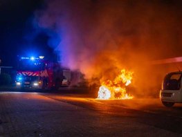 Auto in vlammen opgegaan in Harderwijkse wijk Frankrijk