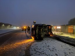 Gladheid leidt tot ongeluk bakwagen op zijn zijkant in Harderwijk