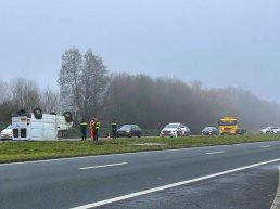 Bestelbus over de kop tussen Harderwijk en Lelystad