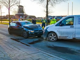 Lesauto en bestelbus botsen in Harderwijk: weg tijdelijk afgesloten