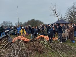 Ouders planten geboortebomen in het geboortebos