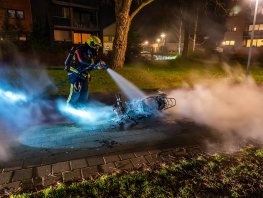 Scooter in brand in Vondelpark Harderwijk: Politie doet onderzoek