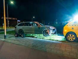 Dronken automobilist ramt lantaarnpaal op Harderwijkerweg in Ermelo, weg lange tijd afgesloten