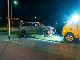 Dronken automobilist ramt lantaarnpaal op Harderwijkerweg in Ermelo, weg lange tijd afgesloten