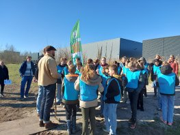 Scholieren planten 175 bomen op 19 maart tijdens boomfeestdag in Harderwijk